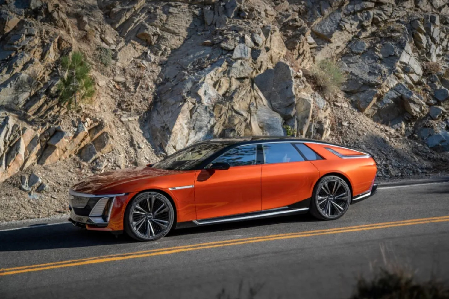 Descoperă Cadillac Celestiq: Capodopera luxului american și noul etalon al călătoriilor rafinate