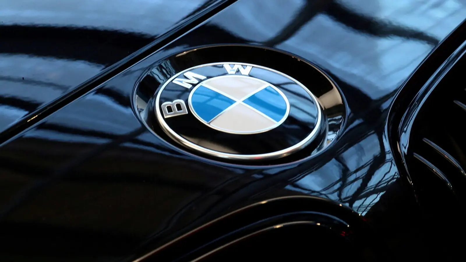 BMW testează în teren încărcarea wireless multifazată