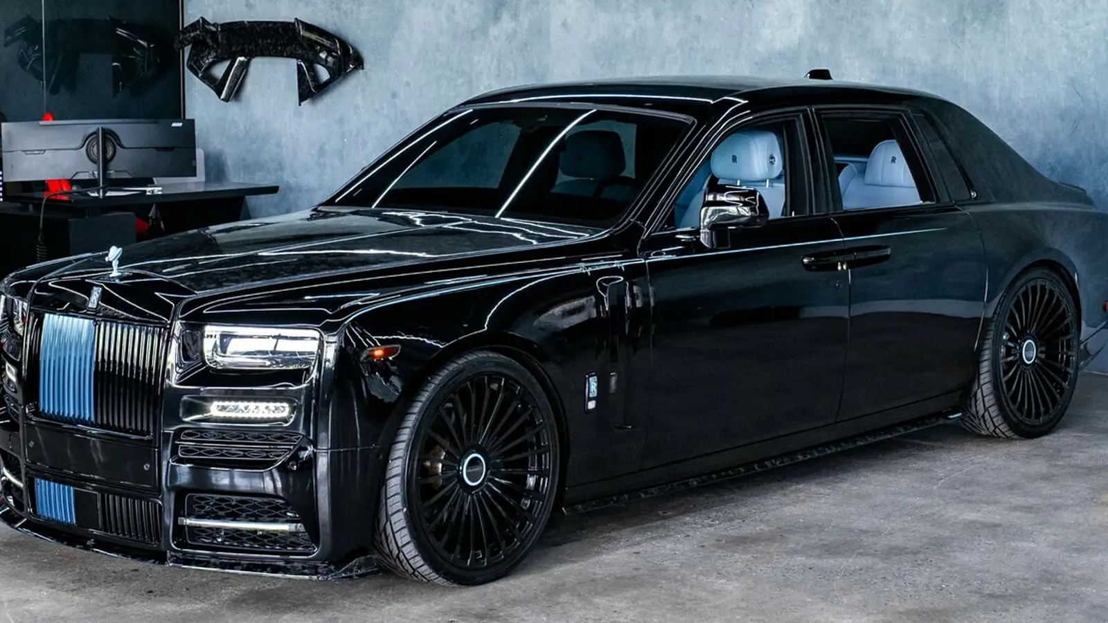 Mansory transformă Rolls-Royce Phantom cu accente albastre