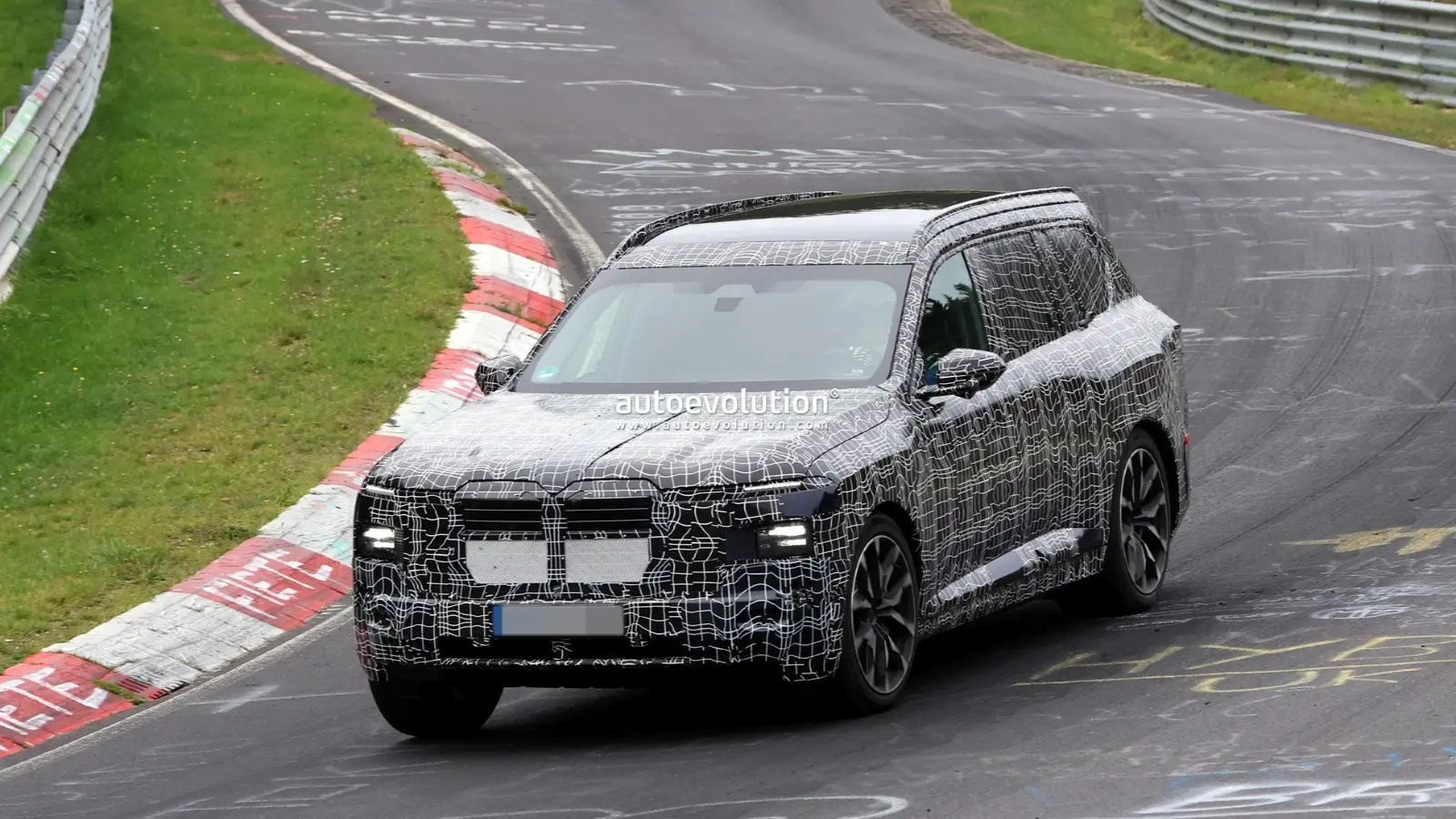 Povestea BMW iX7 2028: prototip surprins la Nürburgring