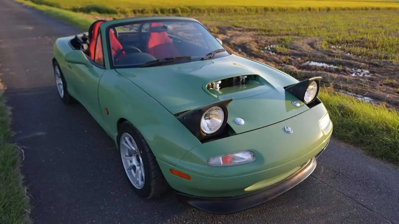 Mazda MX-5 cu V8 Ferrari 360 modificată în Japonia