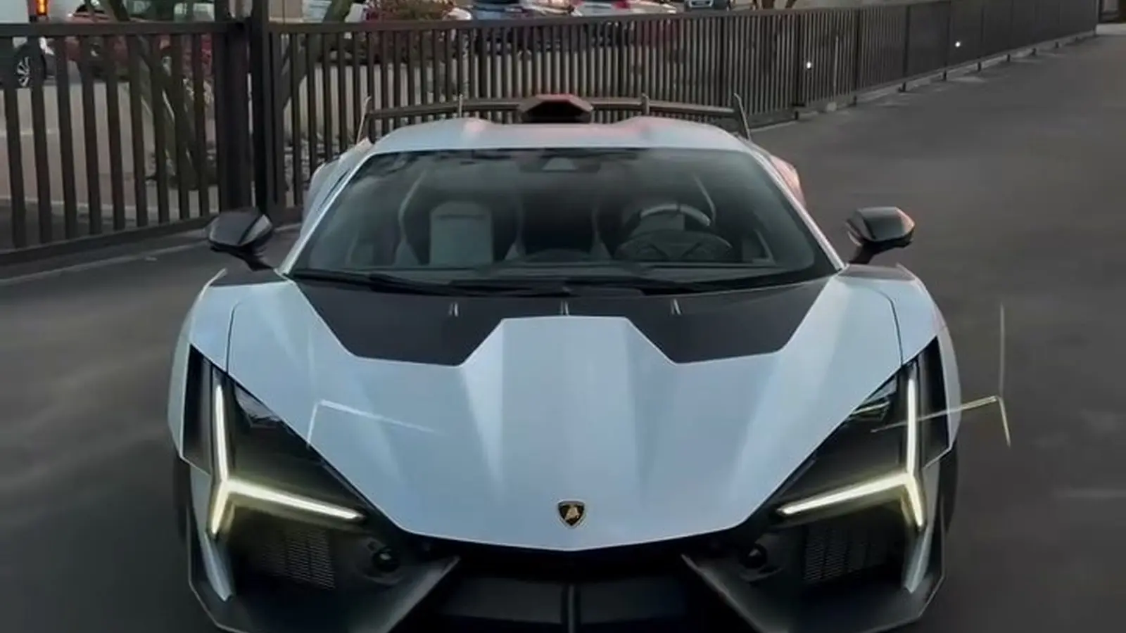 Acest Lamborghini Revuelto extrem modificat atrage atenția