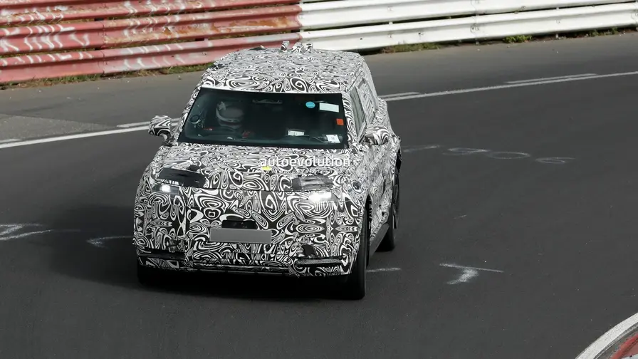 Land Rover testează Defender compact la Nürburgring