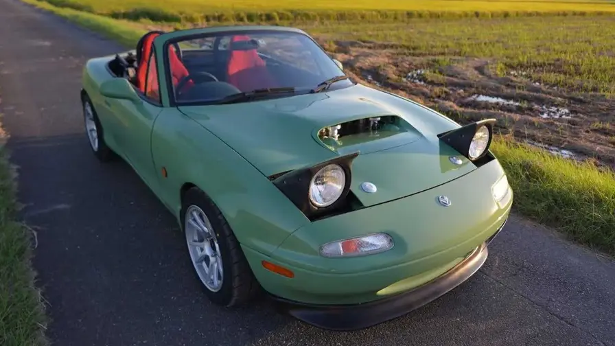 Mazda MX-5 cu V8 Ferrari 360 modificată în Japonia