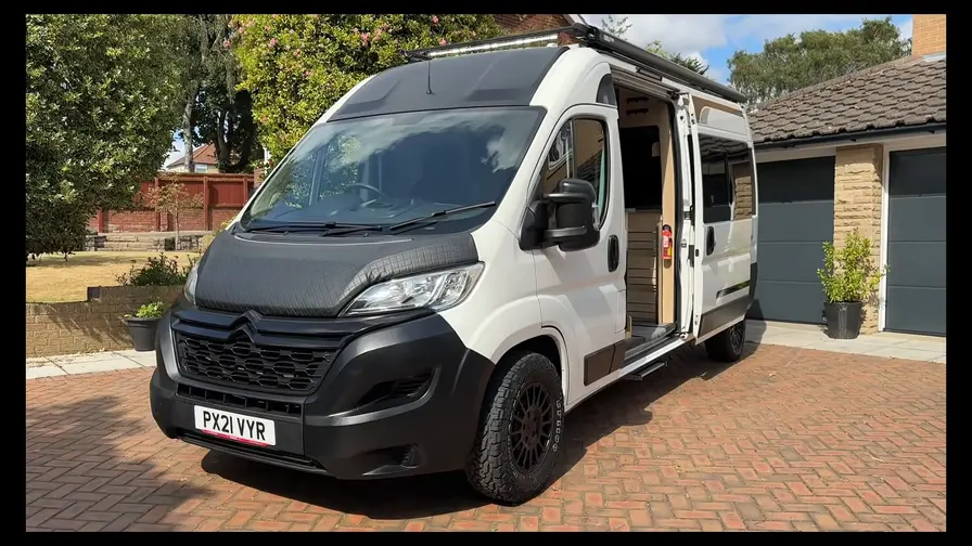 Citroen Relay transformat DIY: camper swamper din stejar