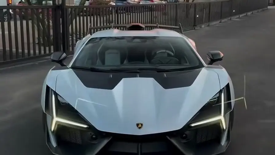 Acest Lamborghini Revuelto extrem modificat atrage atenția