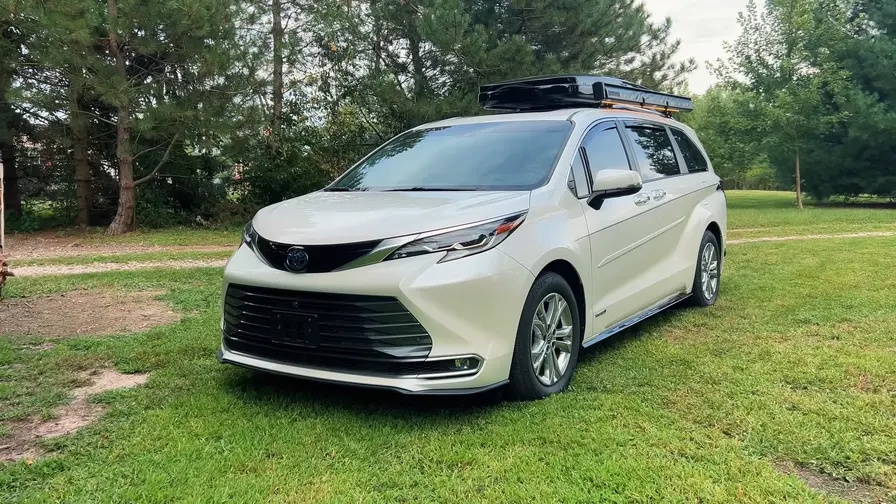 Toyota Sienna 2023 transformată într-un micro-camper