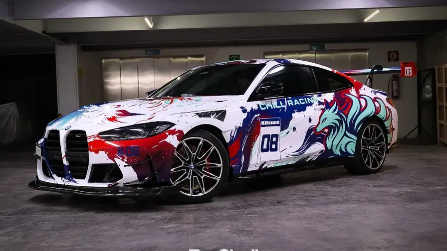 RevoZport tunează BMW M4 cu livree multicoloră și kit aero